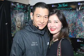 钟楚红60岁还是那么美，吊带上衣配透视披风好优雅，美到骨子里图片
