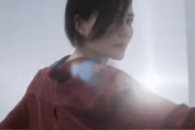 51岁王菲剪短发，脸型瘦削颧骨突出，回眸杀眼神吓人图片