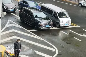 踏着英雄的足迹，我们一路向前，武汉全城默哀悼念逝去的亲人图片