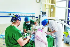 在门诊“睡一觉”6颗牙齿种好了 厦大附属中山医院口腔科开展舒适化全麻口腔治疗，成人、儿童均适用图片