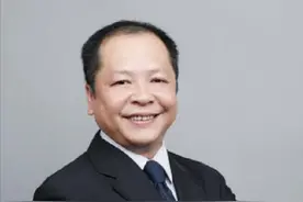 出身医学世家，他却梦想去边防站岗，后考入军医大学，带队驰援武汉！图片