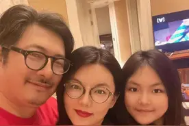 李湘晒全家福庆生日，一家穿红衣真有氛围，王诗龄又胖了一圈图片