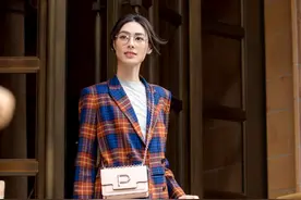 梁洛施这骨相真让人羡慕！老土格纹套装穿出高级感，气质没谁了图片