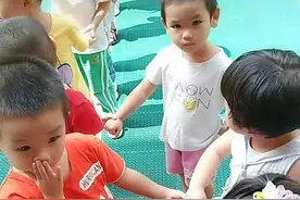 幼儿园男女比例失调，20多人只有仨女孩，网友：心里头慌慌的图片