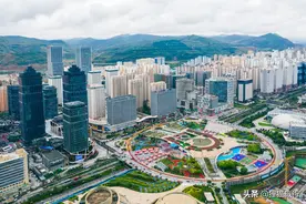 西宁至成都的西成铁路，沿途经过同仁、合作、若尔盖、黄胜关图片