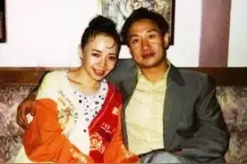 曾被初恋抛弃，经历两段失败婚姻，和第三任丈夫相识28天闪婚：女人的幸福只靠这3个字图片
