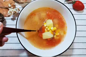 番茄牛肉汤，1段胡萝卜，1段玉米，酸甜可口，喝完还想喝图片