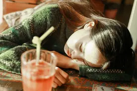 故事：聚会上男神当众深情一吻，我果断放弃8年暗恋，开始新恋情图片