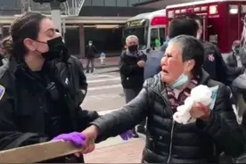 不做待宰的小羔羊！75岁华裔老太暴打30岁袭击男子，世界点赞图片