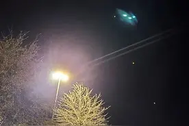 美国午夜出现蓝光和一群亮点，超2万人认为是外星飞碟，真相来了图片