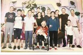 重庆102岁婆婆，爱吃肥肉与甜食，每吃一口饭菜都要做这事图片
