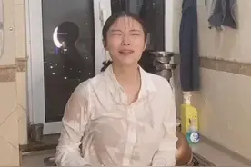 “大嫂”徐冬冬身材好辣！衬衣被浸湿一大片显尴尬，大长腿超吸睛图片