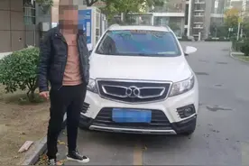 举报：开车溅人一身水？交警：罚！图片