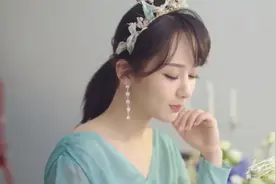 杨紫的耳环造型，是夏季搭配的好榜样，V领配流苏似仙女图片