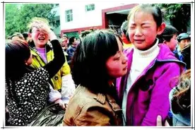 老师把成绩公开发家长群，暴躁家长却要求道歉：太伤孩子自尊了图片