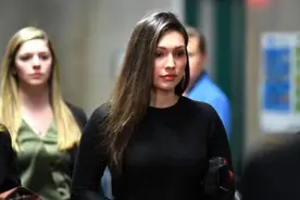 英国学校的黑暗！女生被摸胸、脱衣表演，上着课都能被老师性侵图片