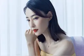 36岁王丽坤性感升级，抹胸礼服+缠绕鞋曲线撩人，蚂蚁腰太绝了图片