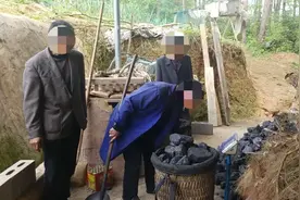 男子使用遥控电子秤卖煤，2770斤煤实际只有2504斤图片