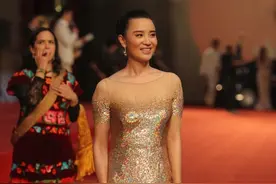 38岁宋佳风韵犹存，薄纱裙惊艳全场，网友：亮片太抢镜了图片