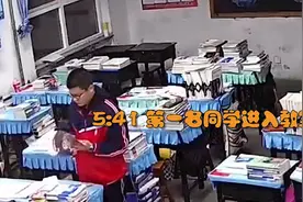 河北一中学监控曝光，无意拍下教室中的两位学生，值得家长深思图片