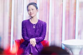 31岁的马思纯身穿紫色缎面长裙，高扎马尾造型，元气少女十足图片