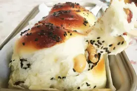 在家做面包，加入核桃、腰果、芝麻、大枣等，补脑补血，口感丰富图片