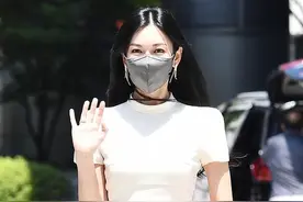 金素妍穿紧身白裙现身，41岁还有S曲线，不愧韩国女星身材天花板图片