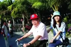 98岁杨振宁越活越精神，44岁翁帆却老态尽显｜老少恋的真相图片