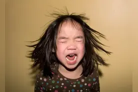 孩子发脾气，哭一会儿就好了？高级育婴师都这样做图片