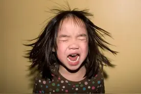 孩子发脾气，哭一会儿就好了？高级育婴师都这样做图片
