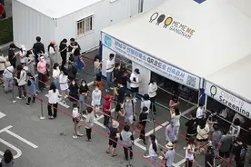 疑因与确诊者相隔4分钟坐同一桌子，韩国两学生染疫，全程均佩戴口罩图片