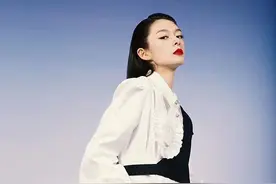 傅菁娱乐周刊，精致红唇妆容，复古又飒气图片