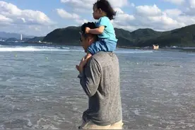 女儿20岁还和爸爸一起睡？逾越“性别”的亲情，真的可取吗？图片