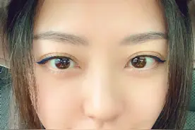 张靓颖晒九宫格自拍福利，皮肤光滑白皙蓝色眼线很魅惑图片