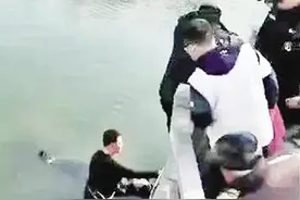 河间辅警冰冷湖水中救起轻生女子图片