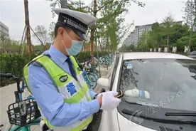 动真格！拖走！图片