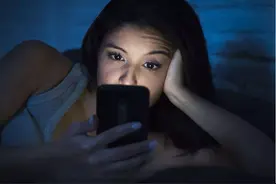 美女大学生熬夜上瘾致终身不孕，这事以后别干了图片