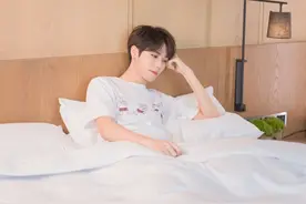 林彦俊 童真的印花服饰与大男孩的青春元气相映成趣图片