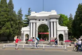 十年寒窗不抵一纸国籍，清华招生政策引不满，教育部回应来了图片