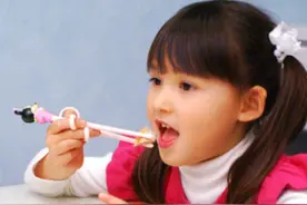 孩子多少岁开始学用筷子？这个时间最好，可以提高孩子的智商！图片