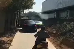 长沙小伙充当“人肉红绿灯”指挥交通，市民拍下这一幕直呼太暖了（视频）图片