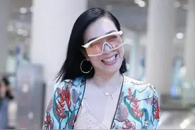 48岁钟丽缇还能有这风情真厉害！裸色包臀裙+轻薄外套图片