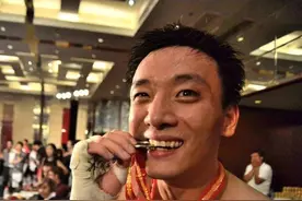 出生即脑瘫，12岁开始练习30岁成为拳王，35岁为患尿毒症父亲复出图片
