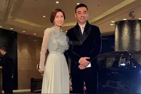 郭蔼明夫妇中年还穿情侣装，搭配细节看出默契，爱不是装出来的图片