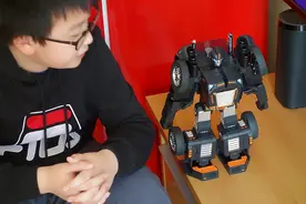 能给孩子玩的科技产品可不止手机，给孩子试试编程变形机器人吧图片