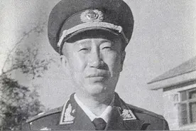 1955年授衔时，段苏权因不满军衔当众把肩章扯下，下葬也不穿军装图片