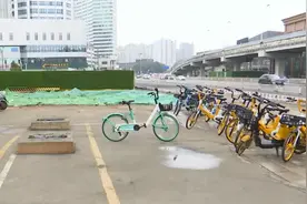 连接两个大型小区的人行天桥被拆除，市民过街犯了难图片
