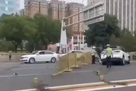 北京长安街突发车祸：蔚来ES8冲撞金色护栏，疑似刹车失灵，新能源汽车还能不能安心开？图片