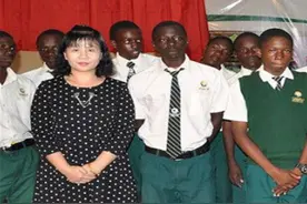 清华女远嫁非洲还惦记宣传我国文化，开办当地唯一一家汉语中学图片