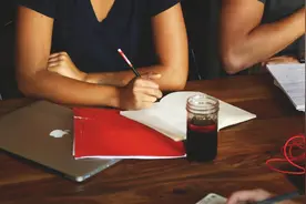 同学聚会时，情商低的人，会说这三句虚假的客套话图片